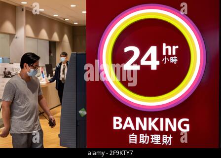 Hongkong, China. April 2021. Ein Kunde zieht Geld von einem 24-Stunden-Bankautomaten in Hongkong ab. (Foto von Budrul Chukrut/SOPA Images/Sipa USA) Quelle: SIPA USA/Alamy Live News Stockfoto