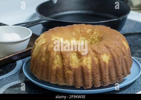 Hausgemachter Buttermilk Pound Kuchen frisch aus dem Ofen und fertig Für eine süße Glasur Stockfoto