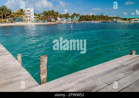 Blick auf Caye Caulker Dorf von einem hölzernen Pier, Belize Stockfoto