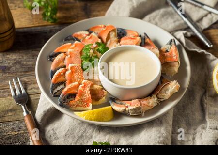Hausgemachte, gedämpfte Steinkrabben-Krallen mit Dipping-Sauce Stockfoto