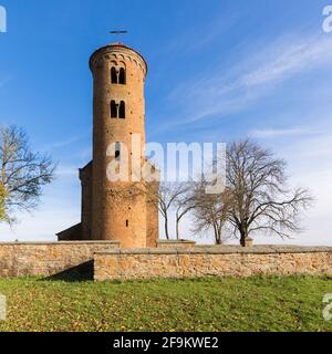 St. Idzi in Inowłódz - romanische Kirche im Frühjahr. Wahrscheinlich stammt aus dem 12. Jahrhundert n. Chr. Stockfoto