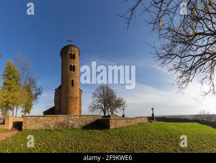 St. Idzi in Inowłódz - romanische Kirche im Frühjahr. Wahrscheinlich stammt aus dem 12. Jahrhundert n. Chr. Stockfoto