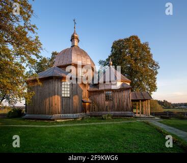 Die Geburtskirche der Allerheiligsten Mutter Gottes in Kowalówka - eine ehemalige griechisch-katholische Kirche, die 1767 im Dorf Kowalówka erbaut wurde. Stockfoto