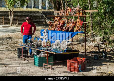 CHICHEN ITZA, MEXIKO - 26. FEB 2016: Souvenirverkäufer mit seinen Waren an der archäologischen Stätte Chichen Itza. Stockfoto