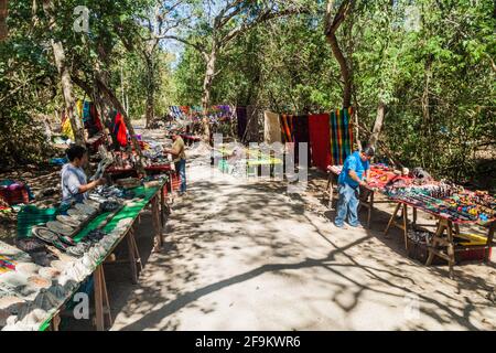 CHICHEN ITZA, MEXIKO - 26. FEB 2016: Souvenirstände an der archäologischen Stätte Chichen Itza. Stockfoto