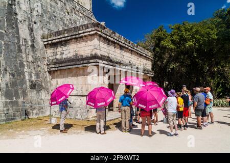 CHICHEN ITZA, MEXIKO - 26. FEB 2016: Touristenmassen besuchen den Jaguar Tempel an der archäologischen Stätte Chichen Itza. Stockfoto