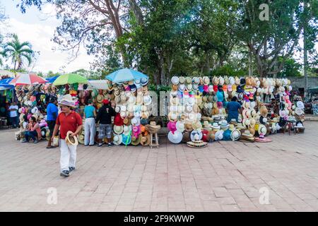 CHICHEN ITZA, MEXIKO - 26. FEB 2016: Souvenir-Hütten-Stände an der archäologischen Stätte Chichen Itza. Stockfoto