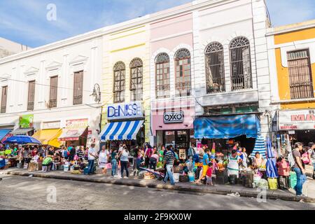 MERIDA, MEXIKO - 27. FEB 2016: Blick auf das Straßenleben in Merida, Mexiko Stockfoto