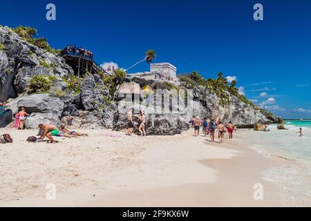 TULUM, MEXIO - 29. FEB 2016: Touristen am Strand unter den Ruinen der alten Maya-Stadt Tulum, Mexiko Stockfoto