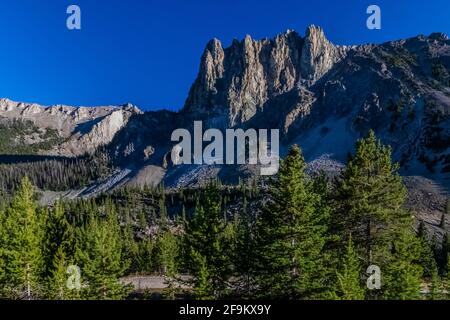 Die Berge erheben sich dramatisch über dem Rock Creek Valley in den Beartooth Mountains, Beartooth Highway, Montana, USA Stockfoto