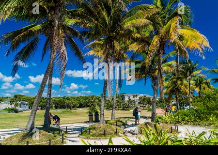 TULUM, MEXIO - 29. FEB 2016: Touristen besuchen die Ruinen der alten Maya-Stadt Tulum, Mexiko Stockfoto