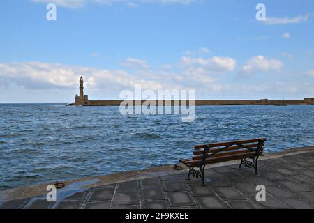 Landschaft mit Panoramablick auf den Alten Leuchtturm am venezianischen Hafen von Chania auf Kreta, Griechenland. Stockfoto