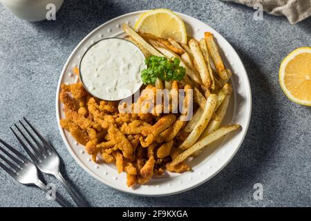 Hausgemachte gebratene Clam-Streifen mit Pommes und Tatarensauce Stockfoto