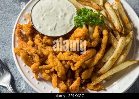 Hausgemachte gebratene Clam-Streifen mit Pommes und Tatarensauce Stockfoto