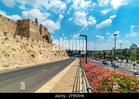 Blick auf die alten Mauern, den Turm von David und die städtische Straße unter dem wunderschönen Himmel in Jerusalem, Israel. Stockfoto