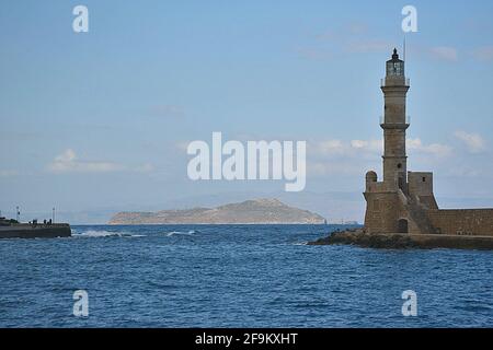 Landschaft mit Panoramablick auf den Alten Leuchtturm am venezianischen Hafen von Chania auf Kreta, Griechenland. Stockfoto