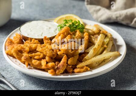 Hausgemachte gebratene Clam-Streifen mit Pommes und Tatarensauce Stockfoto