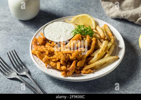 Hausgemachte gebratene Clam-Streifen mit Pommes und Tatarensauce Stockfoto