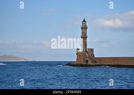 Landschaft mit Panoramablick auf den Alten Leuchtturm am venezianischen Hafen von Chania auf Kreta, Griechenland. Stockfoto