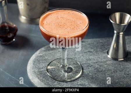 Erfrischende Angostura Sour mit Limette im Coupé Stockfoto