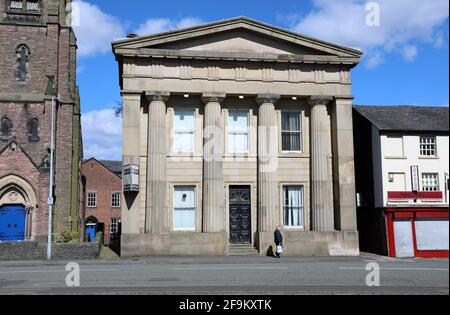 Ehemaliges neoklassizistisches Bankgebäude aus der viktorianischen Zeit in Macclesfield In Hes Stockfoto