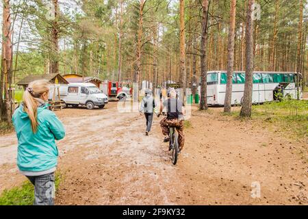 Weißrussland, Minsk Region - 29. Juni 2019: Camp im Wald mit Touristen im Freien, Reisen und Freizeit, Camping-Lifestyle. Stockfoto