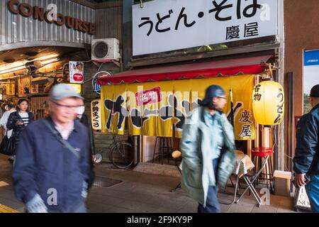 Tokio, Japan - 10. Dezember 2015: Menschen, die in Yuraku Concourse Restaurants unter den Bahngleisen speisen, sind auf Yakitori spezialisiert Stockfoto