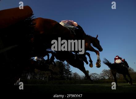 Eine allgemeine Ansicht der Läufer und Reiter in Aktion, wie sie einen Zaun zu räumen, während sie in der MansionBet Best Odds Guaranteed Handicap Hürde auf der Market Rasen Racecourse teilnehmen. Ausgabedatum: Montag, 19. April 2021. Stockfoto