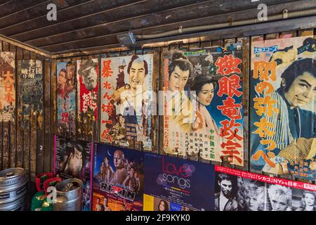 Tokio, Japan - 10. Dezember 2015: Alte japanische Poster von Samurai- oder Yakuza-Retro-Filmen im Yuraku Concourse in Tokio, Japan Stockfoto