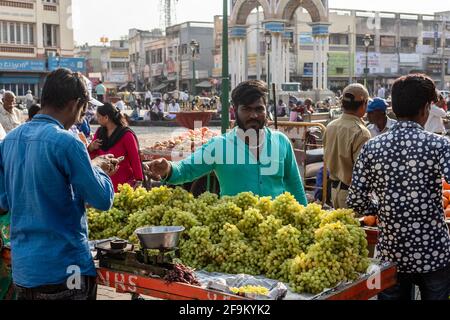 Mysuru, Karnataka, Indien - 2019. Januar: Ein Straßenhändler, der frische grüne Trauben an seinem Obststand auf den Straßen der Stadt Mysore verkauft. Stockfoto