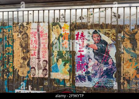 Tokio, Japan - 10. Dezember 2015: Alte japanische Poster von Samurai- oder Yakuza-Retro-Filmen im Yuraku Concourse in Tokio, Japan Stockfoto