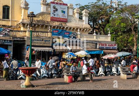 Mysuru, Karnataka, Indien - 2019. Januar: Menschenmassen vor dem alten Devaraja Markt in der Stadt Mysore. Stockfoto