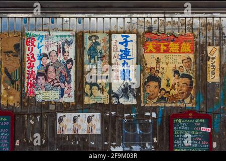 Tokio, Japan - 10. Dezember 2015: Alte japanische Poster von Samurai- oder Yakuza-Retro-Filmen im Yuraku Concourse in Tokio, Japan Stockfoto