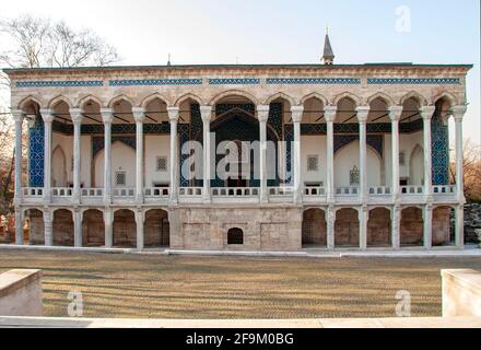 Der gekachelte Kiosk (türkisch: Cinili Kosk) ist ein Pavillon im Innenhof des Istanbuler Archäologiemuseums. Stockfoto