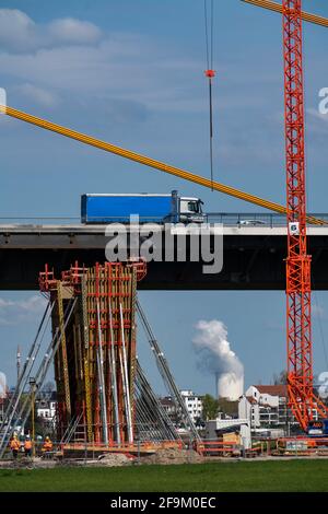 Neubau der Autobahnbrücke Neuenkamp auf der A40, über den Rhein bei Duisburg, Bau der Brückenpfeilern, die neue Brücke ist Stockfoto