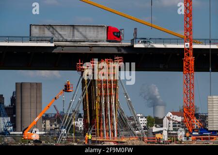 Neubau der Autobahnbrücke Neuenkamp auf der A40, über den Rhein bei Duisburg, Bau der Brückenpfeilern, die neue Brücke ist Stockfoto