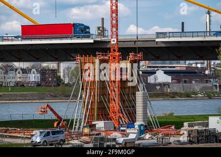 Neubau der Autobahnbrücke Neuenkamp auf der A40, über den Rhein bei Duisburg, Bau der Brückenpfeilern, die neue Brücke ist Stockfoto