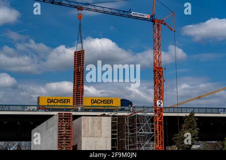 Neubau der Autobahnbrücke Neuenkamp auf der A40, über den Rhein bei Duisburg, Bau der Brückenpfeilern, die neue Brücke ist Stockfoto