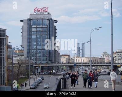 Moskau, Russland. April 2021. Coca-Cola-Werbung auf einem Gebäude im Zentrum von Moskau. (Foto: Alexander Sayganov/SOPA Images/Sipa USA) Quelle: SIPA USA/Alamy Live News Stockfoto