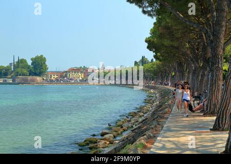 Spaziergang am See Lungolago, Peschiera del Garda, Gardasee, Lago di Garda, Gardasee, Italien Stockfoto