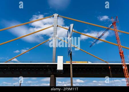 Neubau der Autobahnbrücke Neuenkamp auf der A40, über den Rhein bei Duisburg, Bau der Brückenpfeilern, die neue Brücke ist Stockfoto