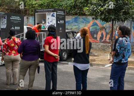 San Salvador, El Salvador. April 2021. An einem mobilen Teststand an der Salvadorianischen Nationaluniversität werden Menschen auf Covid-19 getestet. Kredit: SOPA Images Limited/Alamy Live Nachrichten Stockfoto