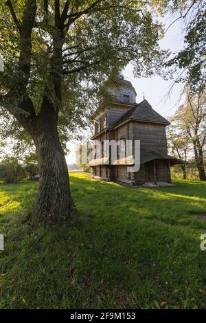 Eine historische griechisch-katholische Holzkirche im Dorf Korczmin, errichtet 1658. Sommer. Stockfoto