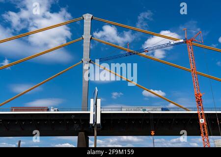 Neubau der Autobahnbrücke Neuenkamp auf der A40, über den Rhein bei Duisburg, Bau der Brückenpfeilern, die neue Brücke ist Stockfoto