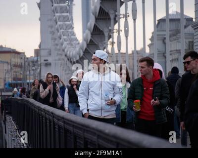 Moskau, Russland. April 2021. Modische junge Menschen gehen über die Krimbrücke zum Gorky Park (Foto: Alexander Sayganov/SOPA Images/Sipa USA) Quelle: SIPA USA/Alamy Live News Stockfoto