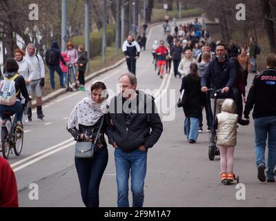 Moskau, Russland. April 2021. Mit dem Beginn des warmen Frühjahrsweges waren die Parks voll von Urlaubern. (Foto: Alexander Sayganov/SOPA Images/Sipa USA) Quelle: SIPA USA/Alamy Live News Stockfoto