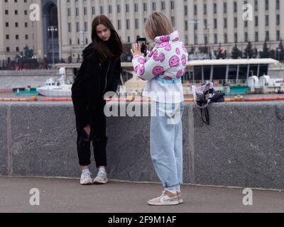 Moskau, Russland. April 2021. Mädchen fotografieren Instagram am Ufer des Flusses Moskau (Foto: Alexander Sayganov/SOPA Images/Sipa USA) Quelle: SIPA USA/Alamy Live News Stockfoto