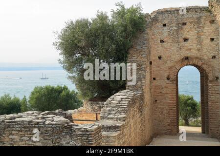 Grotten von Catullus / Grotte di Catullo. Ruinen einer römischen Villa. Sirmione, Gardasee, Lago di Garda, Gardasee, Italien Stockfoto