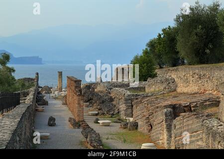 Grotten von Catullus / Grotte di Catullo. Ruinen einer römischen Villa. Sirmione, Gardasee, Lago di Garda, Gardasee, Italien Stockfoto