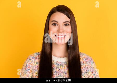 Foto von charmanten schönen jungen Frau lächeln gute Laune Zähne Isoliert auf hellgelbem Hintergrund Stockfoto